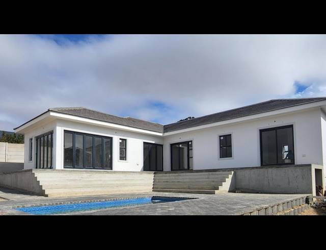 3 BEDROOM HOUSE FOR SALE IN TAFELZICHT